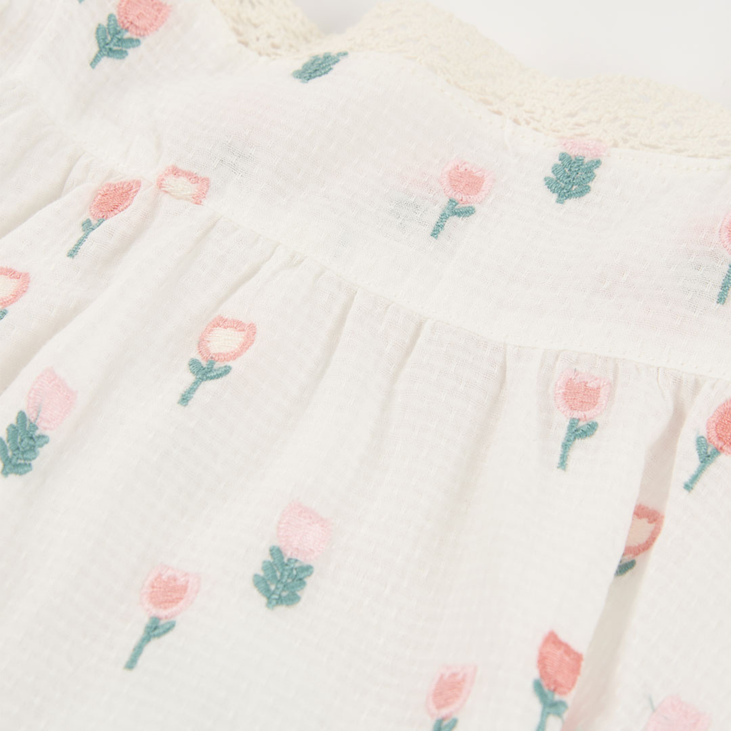 Vestido de Flores e Tapa-fraldas