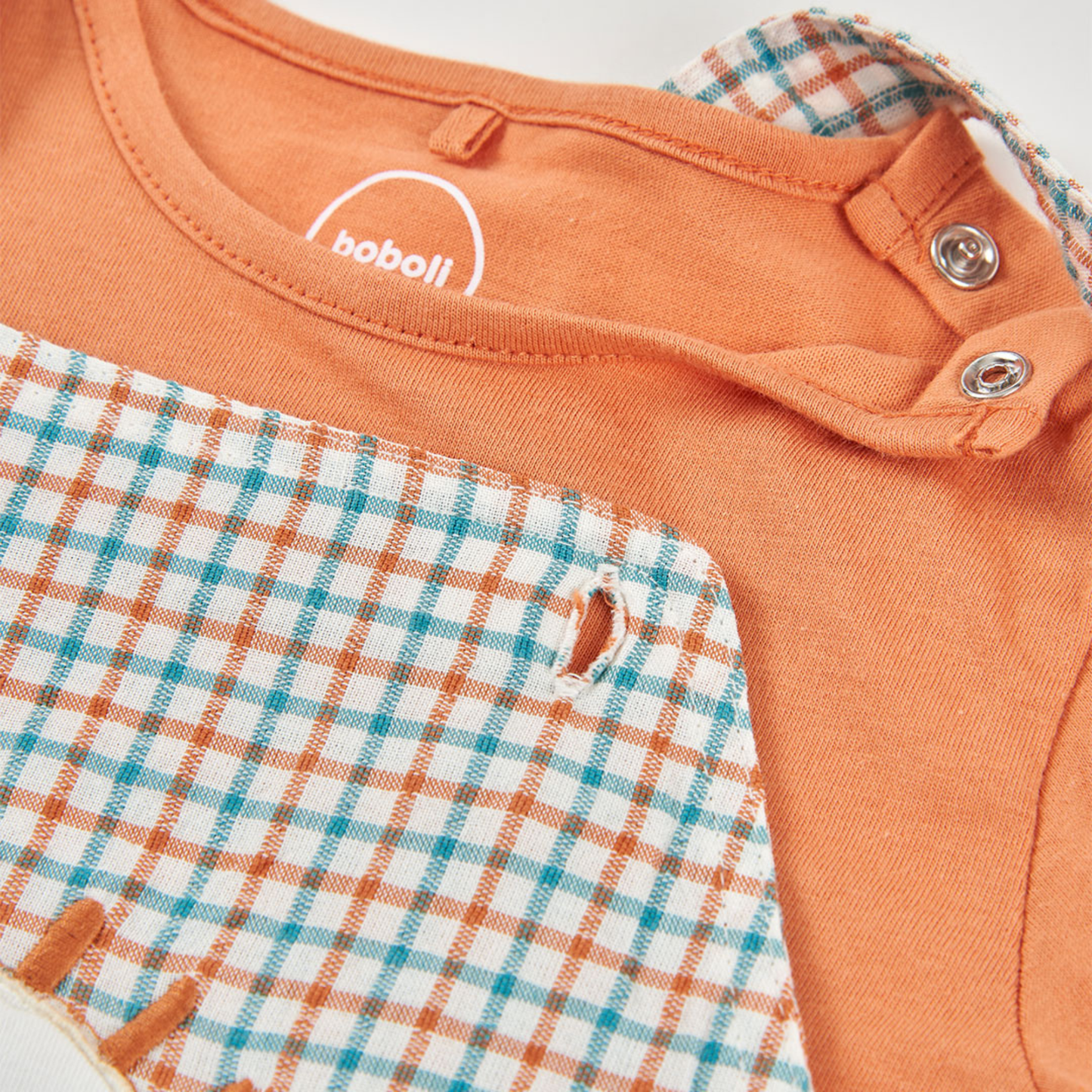 Conjunto de Jardineiras e T-shirt xadrez