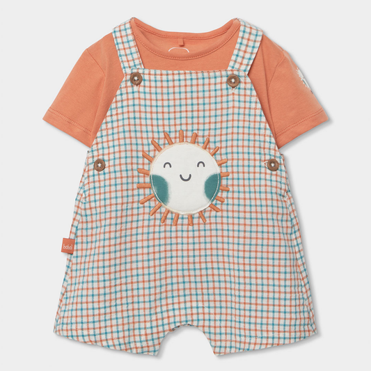 Conjunto de Jardineiras e T-shirt xadrez