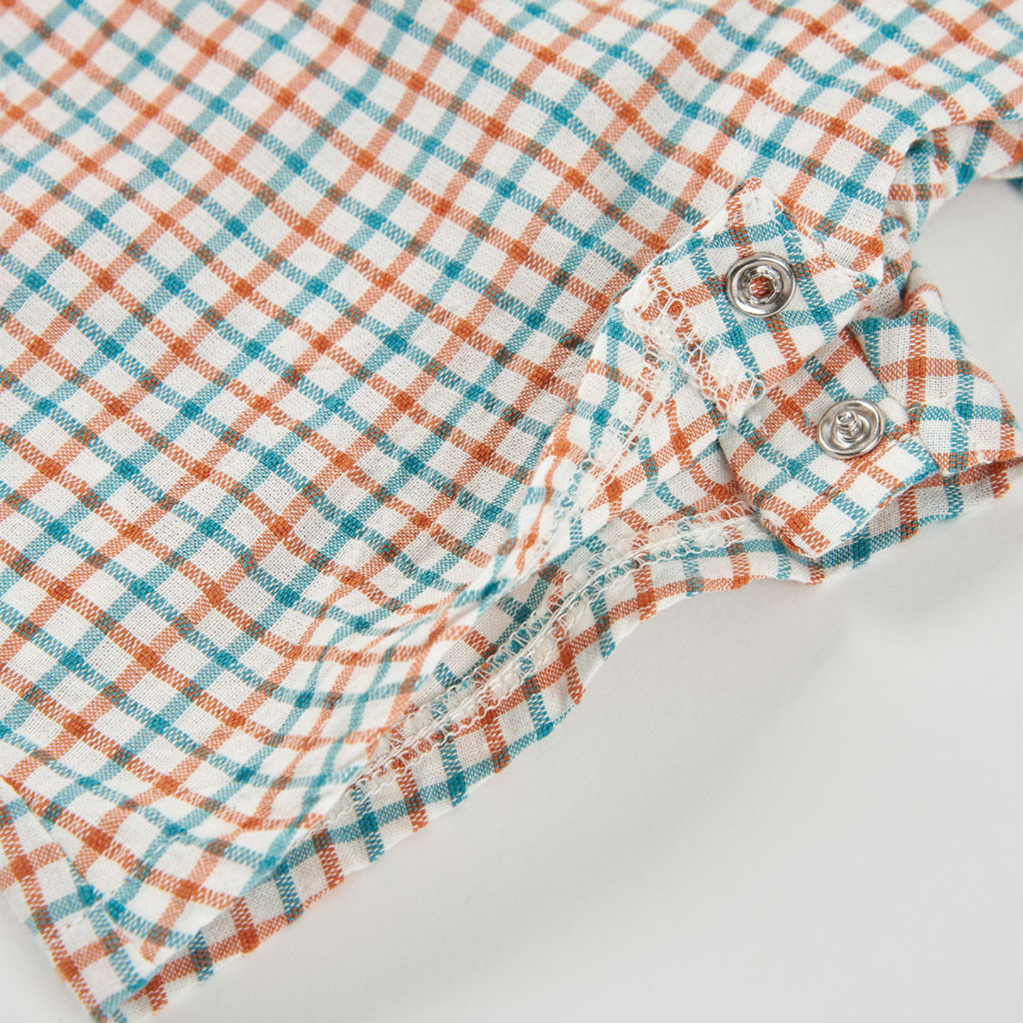 Conjunto de Jardineiras e T-shirt xadrez