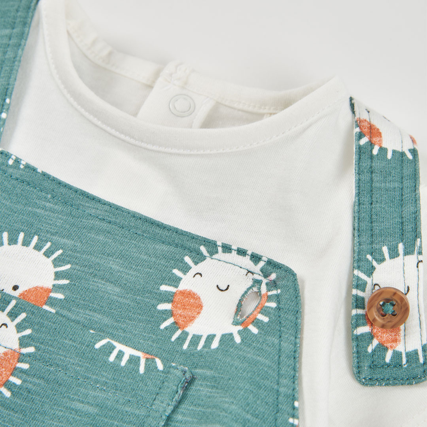 Conjunto de Jardineiras e T-shirt Verde