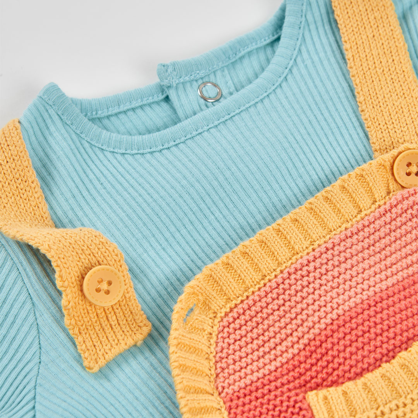 Conjunto de Jardineiras em Malha às Riscas e T-shirt – Conforto e Cor para Bebé