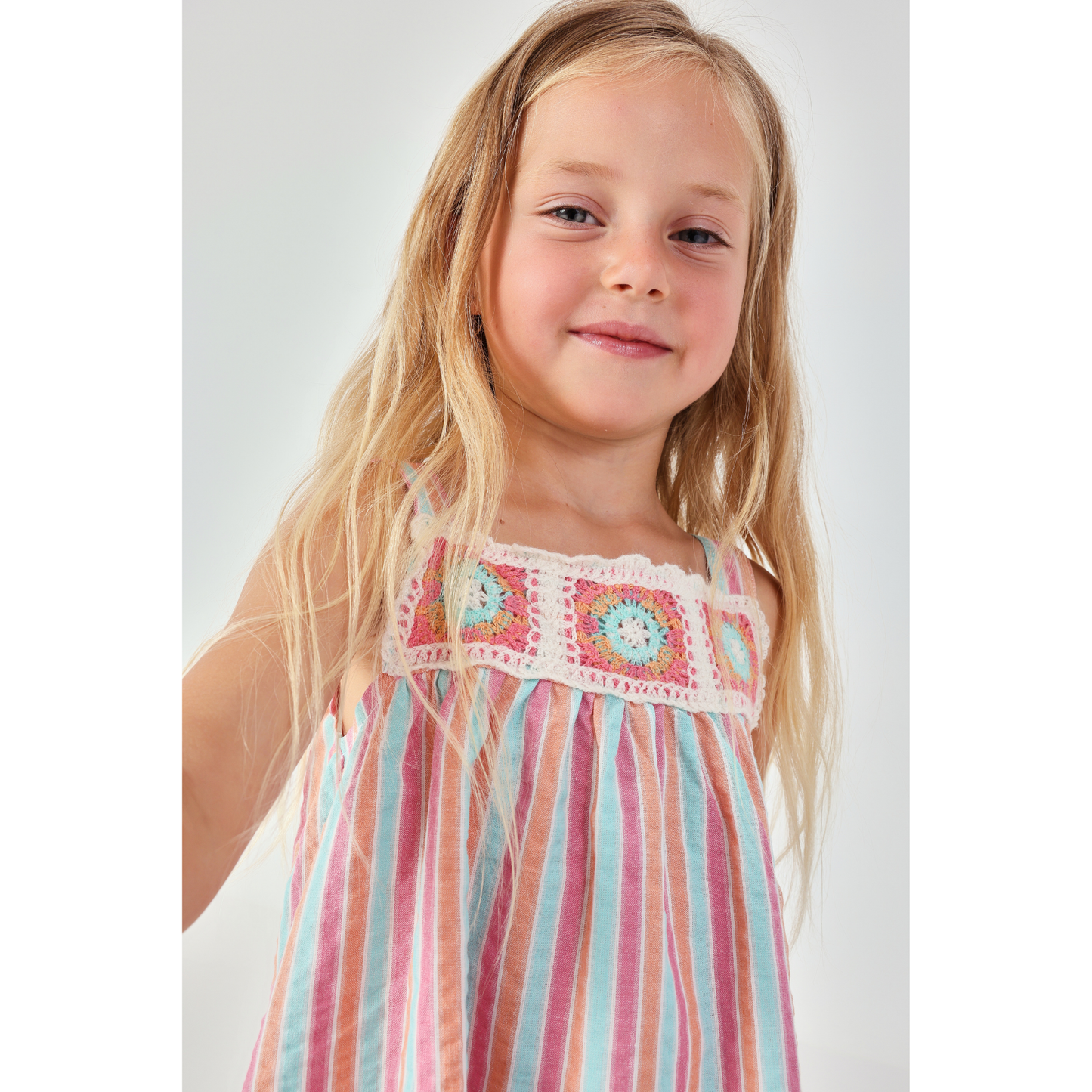 Vestido Infantil às Riscas com Detalhe em Croché – Rosa e Azul