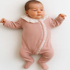 Babygrow em veludo rosa velho com folho