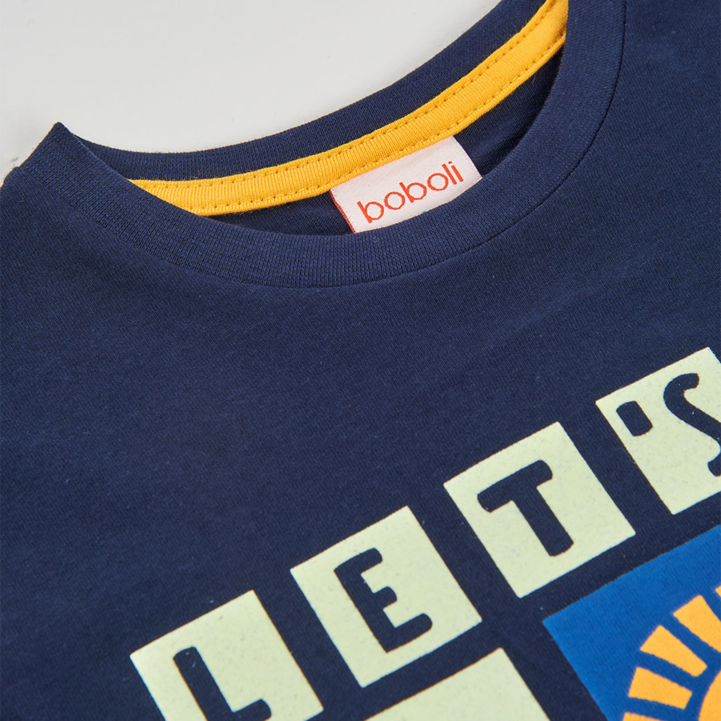 T-Shirt Azul Marinho para Criança “Let’s Go Surfing” | Conforto e Estilo de Verão