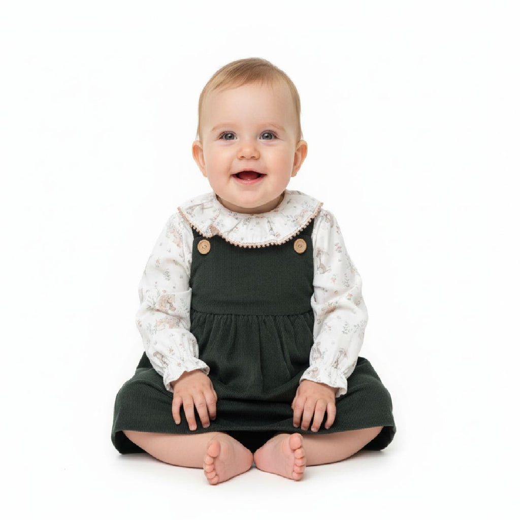 Conjunto de saia/jardineira e camisa com folho em algodão