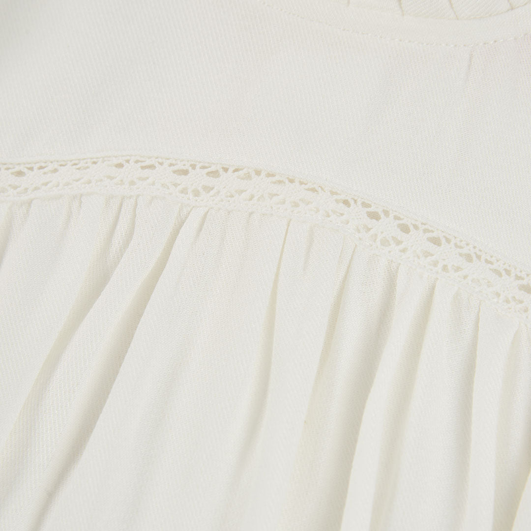 Blusa branca com renda e gola franzida