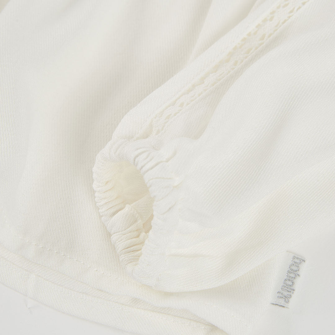 Blusa branca com renda e gola franzida