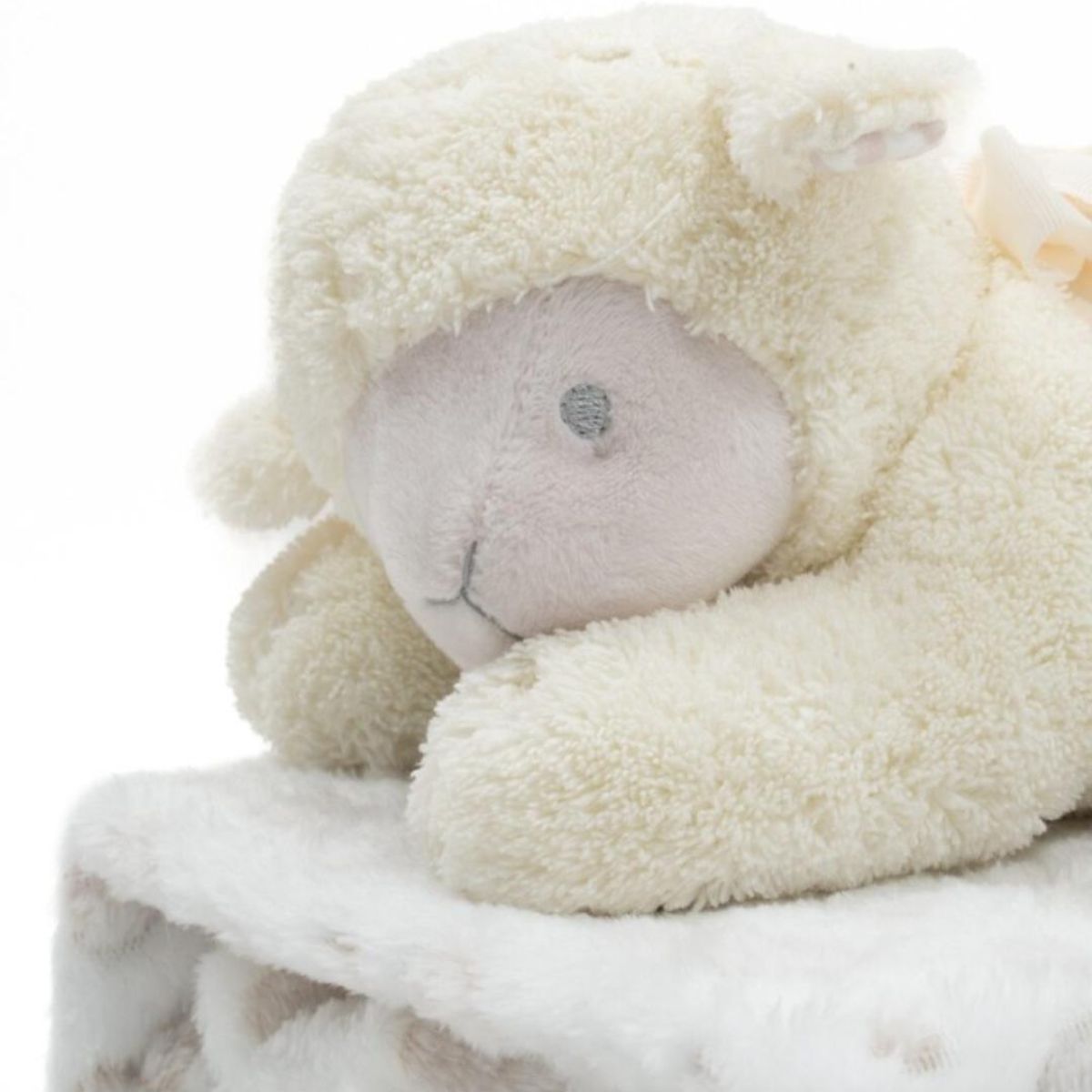 Ovelha de peluche com manta