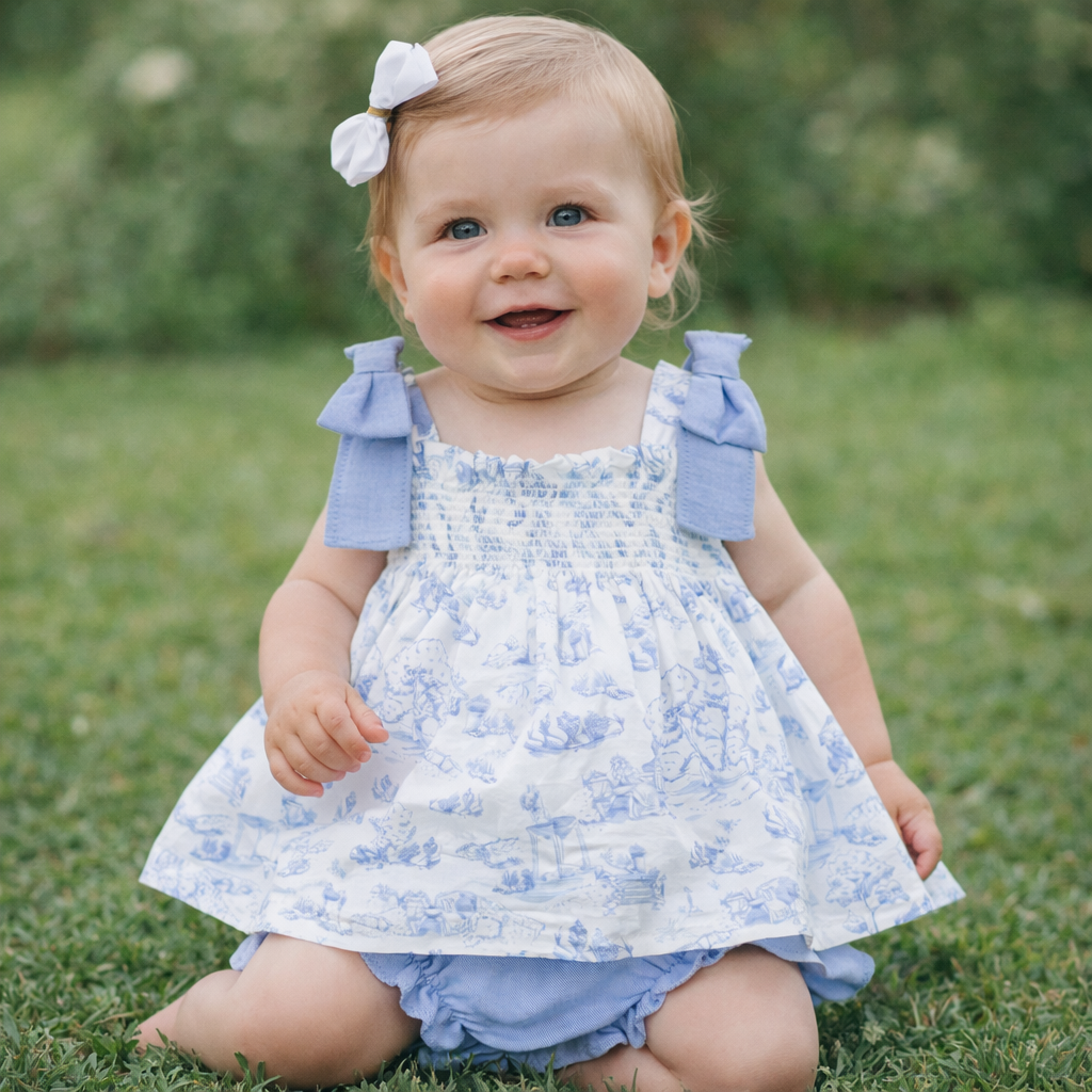 Vestido c/ Tapa Fraldas em Algodão Toile de Jouy Bebé Menina